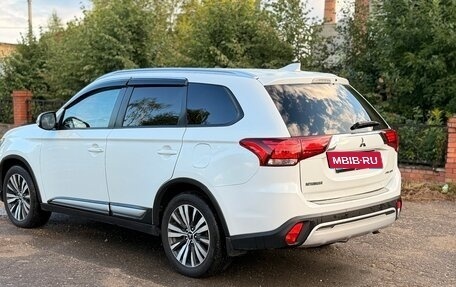 Mitsubishi Outlander III рестайлинг 3, 2018 год, 2 450 000 рублей, 3 фотография