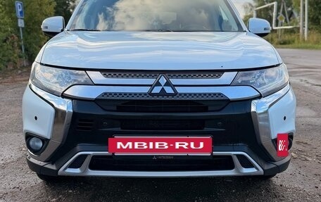 Mitsubishi Outlander III рестайлинг 3, 2018 год, 2 450 000 рублей, 5 фотография