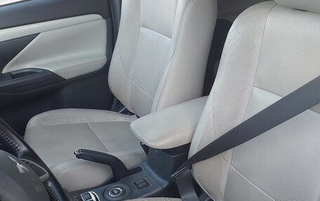 Mitsubishi Outlander III рестайлинг 3, 2014 год, 1 000 000 рублей, 6 фотография