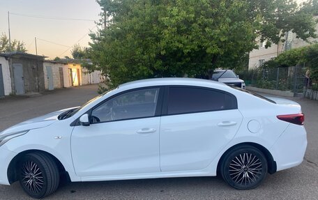 KIA Rio IV, 2018 год, 990 000 рублей, 3 фотография