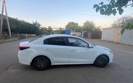 KIA Rio IV, 2018 год, 990 000 рублей, 8 фотография