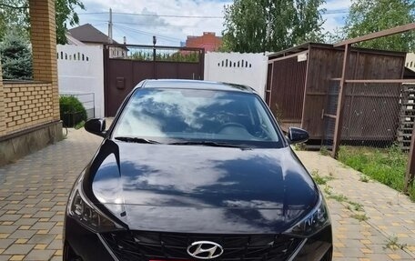 Hyundai Solaris II рестайлинг, 2022 год, 1 950 000 рублей, 2 фотография