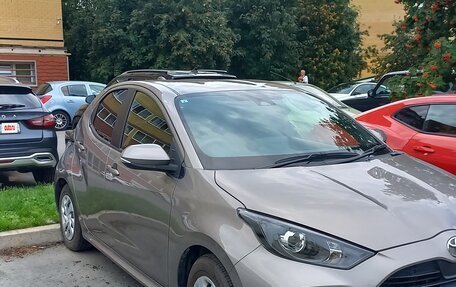 Toyota Yaris, 2021 год, 1 350 000 рублей, 2 фотография