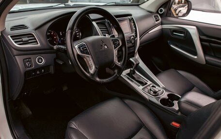 Mitsubishi Pajero Sport III рестайлинг, 2017 год, 2 365 000 рублей, 13 фотография