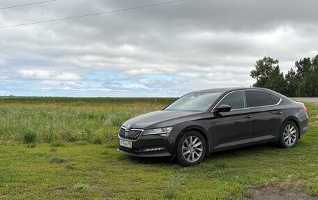 Skoda Superb III рестайлинг, 2021 год, 2 600 000 рублей, 2 фотография