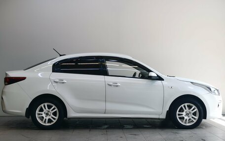 KIA Rio IV, 2018 год, 900 000 рублей, 4 фотография