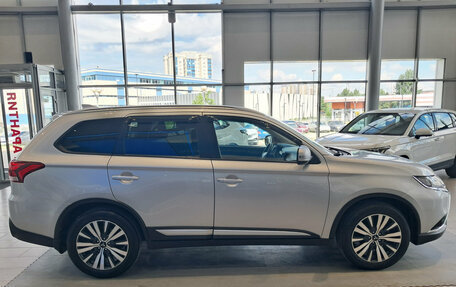 Mitsubishi Outlander III рестайлинг 3, 2021 год, 2 210 000 рублей, 5 фотография