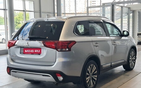 Mitsubishi Outlander III рестайлинг 3, 2021 год, 2 210 000 рублей, 6 фотография