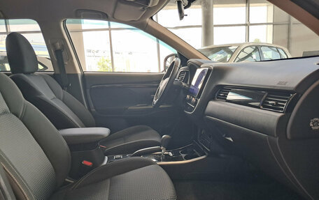Mitsubishi Outlander III рестайлинг 3, 2021 год, 2 210 000 рублей, 13 фотография