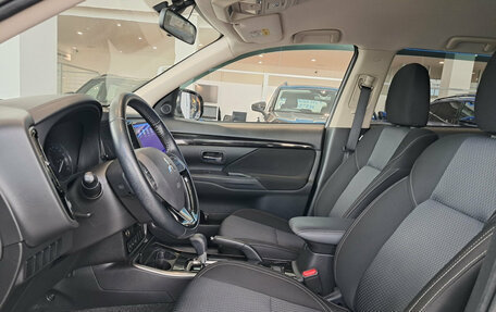 Mitsubishi Outlander III рестайлинг 3, 2021 год, 2 210 000 рублей, 20 фотография
