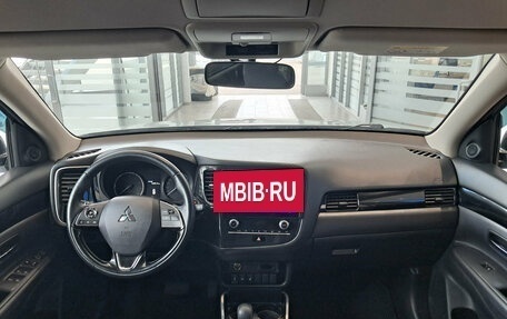 Mitsubishi Outlander III рестайлинг 3, 2021 год, 2 210 000 рублей, 17 фотография