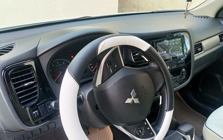 Mitsubishi Outlander III рестайлинг 3, 2014 год, 2 200 000 рублей, 4 фотография