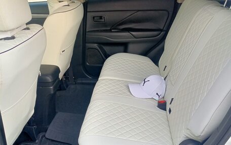 Mitsubishi Outlander III рестайлинг 3, 2014 год, 2 200 000 рублей, 10 фотография