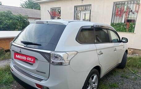 Mitsubishi Outlander III рестайлинг 3, 2014 год, 2 200 000 рублей, 9 фотография