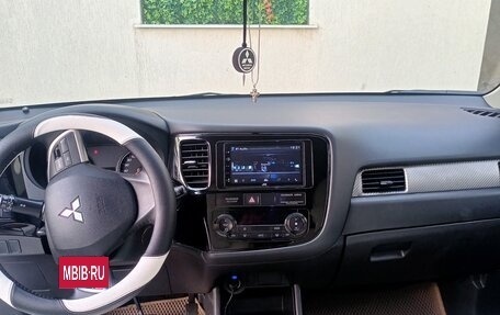 Mitsubishi Outlander III рестайлинг 3, 2014 год, 2 200 000 рублей, 12 фотография