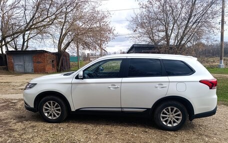 Mitsubishi Outlander III рестайлинг 3, 2015 год, 1 860 000 рублей, 8 фотография