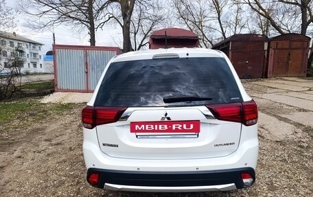 Mitsubishi Outlander III рестайлинг 3, 2015 год, 1 860 000 рублей, 6 фотография