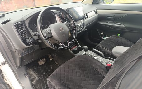 Mitsubishi Outlander III рестайлинг 3, 2015 год, 1 860 000 рублей, 14 фотография
