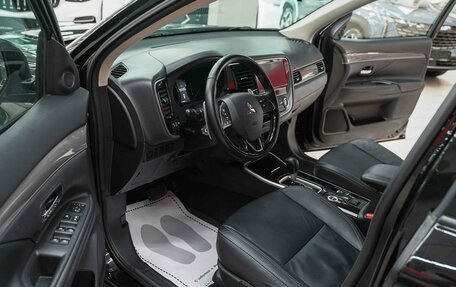 Mitsubishi Outlander III рестайлинг 3, 2019 год, 1 950 000 рублей, 5 фотография