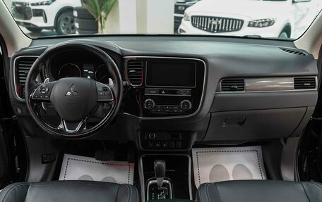 Mitsubishi Outlander III рестайлинг 3, 2019 год, 1 950 000 рублей, 10 фотография