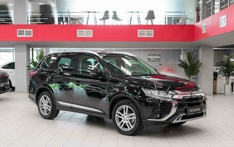 Mitsubishi Outlander III рестайлинг 3, 2019 год, 1 950 000 рублей, 3 фотография