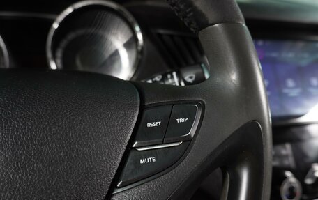 Hyundai Sonata VI, 2011 год, 939 000 рублей, 15 фотография