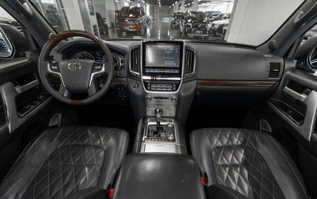 Toyota Land Cruiser 200, 2018 год, 6 790 000 рублей, 8 фотография