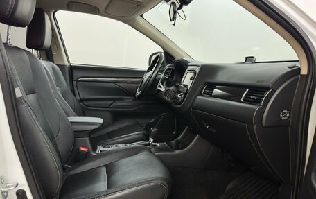 Mitsubishi Outlander III рестайлинг 3, 2015 год, 1 530 000 рублей, 11 фотография