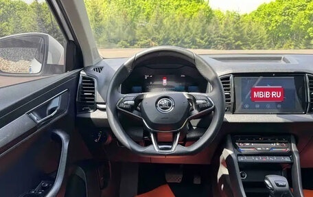 Skoda Karoq I, 2023 год, 1 800 000 рублей, 8 фотография