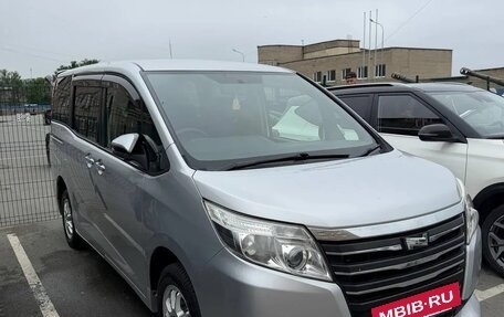 Toyota Noah III, 2014 год, 1 500 000 рублей, 2 фотография