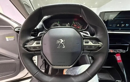 Peugeot 2008 II, 2022 год, 1 300 000 рублей, 11 фотография
