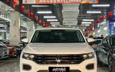 Volkswagen T-Roc I, 2022 год, 1 500 000 рублей, 2 фотография