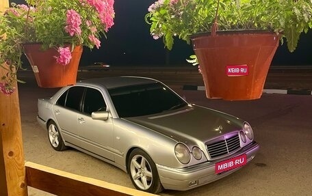 Mercedes-Benz E-Класс, 1998 год, 330 000 рублей, 1 фотография