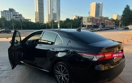Toyota Camry, 2023 год, 2 950 000 рублей, 2 фотография