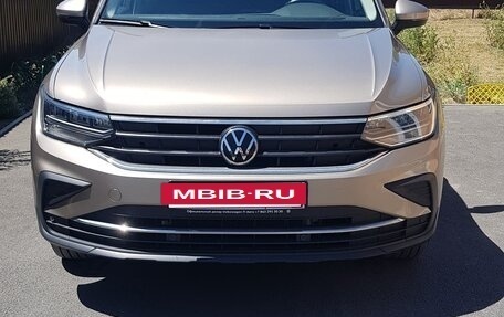 Volkswagen Tiguan II, 2021 год, 2 750 000 рублей, 2 фотография