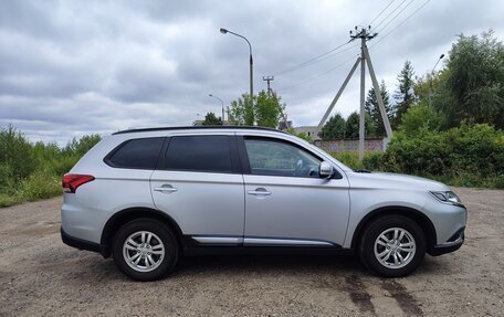 Mitsubishi Outlander III рестайлинг 3, 2022 год, 3 300 000 рублей, 3 фотография