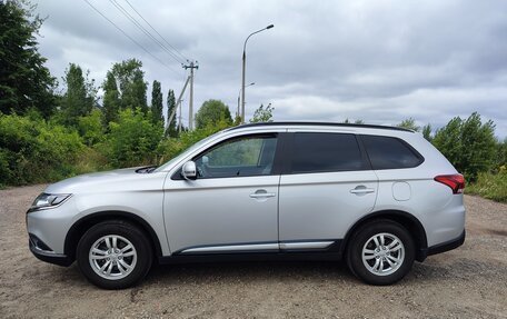 Mitsubishi Outlander III рестайлинг 3, 2022 год, 3 300 000 рублей, 7 фотография