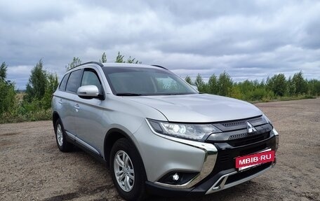 Mitsubishi Outlander III рестайлинг 3, 2022 год, 3 300 000 рублей, 2 фотография