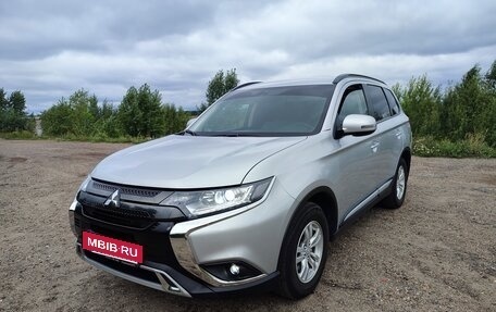 Mitsubishi Outlander III рестайлинг 3, 2022 год, 3 300 000 рублей, 8 фотография