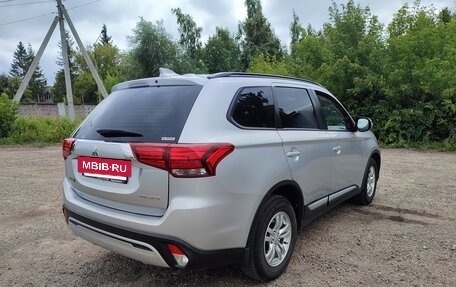 Mitsubishi Outlander III рестайлинг 3, 2022 год, 3 300 000 рублей, 4 фотография