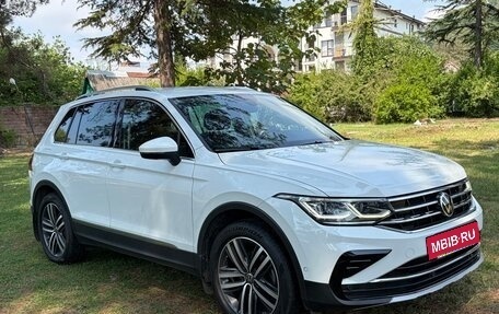Volkswagen Tiguan II, 2021 год, 2 890 000 рублей, 2 фотография