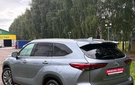 Toyota Highlander, 2021 год, 4 990 000 рублей, 5 фотография