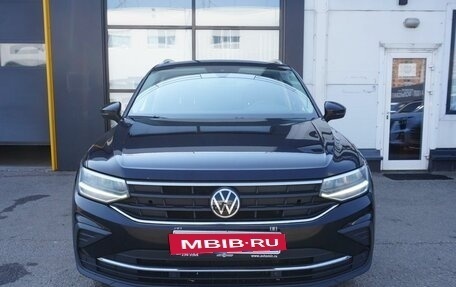 Volkswagen Tiguan II, 2021 год, 2 670 000 рублей, 2 фотография