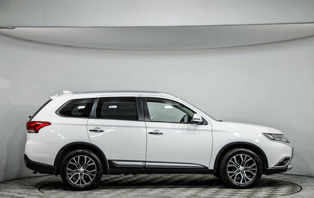Mitsubishi Outlander III рестайлинг 3, 2018 год, 2 189 000 рублей, 5 фотография