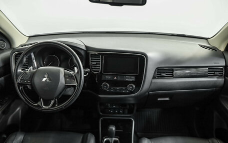 Mitsubishi Outlander III рестайлинг 3, 2018 год, 2 189 000 рублей, 11 фотография