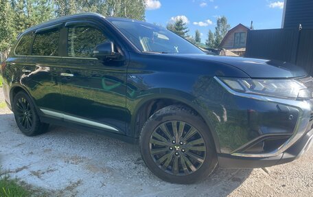 Mitsubishi Outlander III рестайлинг 3, 2020 год, 3 400 000 рублей, 1 фотография