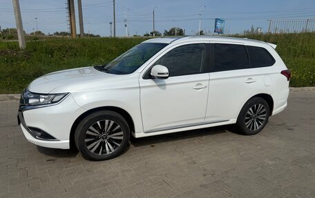 Mitsubishi Outlander III рестайлинг 3, 2022 год, 3 050 000 рублей, 2 фотография