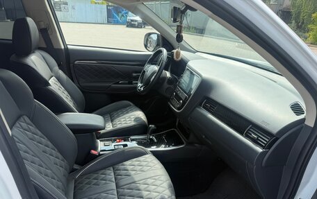 Mitsubishi Outlander III рестайлинг 3, 2022 год, 3 050 000 рублей, 6 фотография