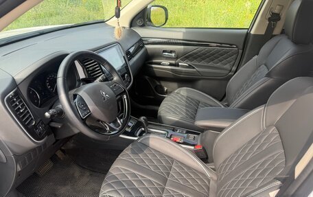 Mitsubishi Outlander III рестайлинг 3, 2022 год, 3 050 000 рублей, 7 фотография
