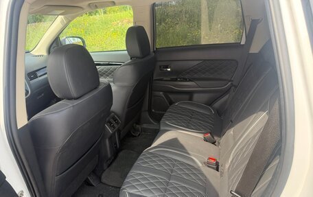 Mitsubishi Outlander III рестайлинг 3, 2022 год, 3 050 000 рублей, 8 фотография